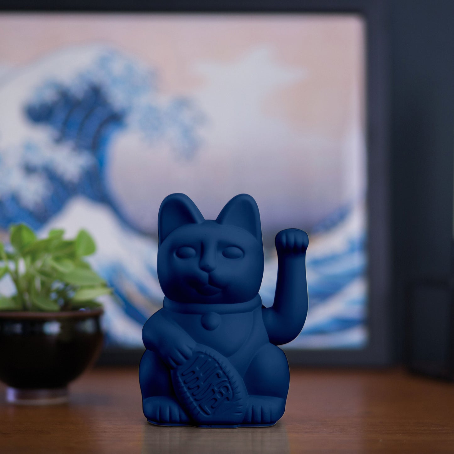 Sfeerbeeld MYNEKO Lucky Cat Berry Red – klassieke waving cat, ca. 15 cm, woondecoratie of cadeau