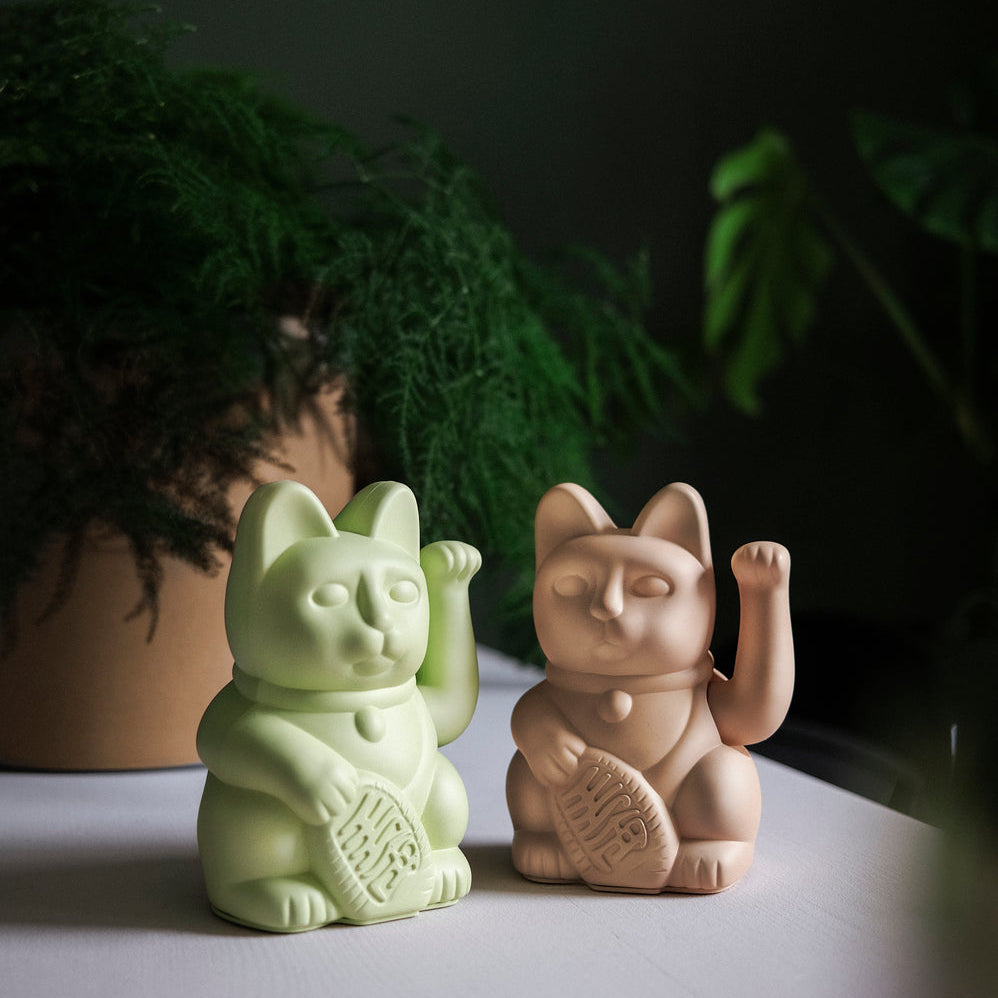 Sfeerbeeld MYNEKO Lucky Cat Ocher – klassieke waving cat, ca. 15 cm, woondecoratie of cadeau