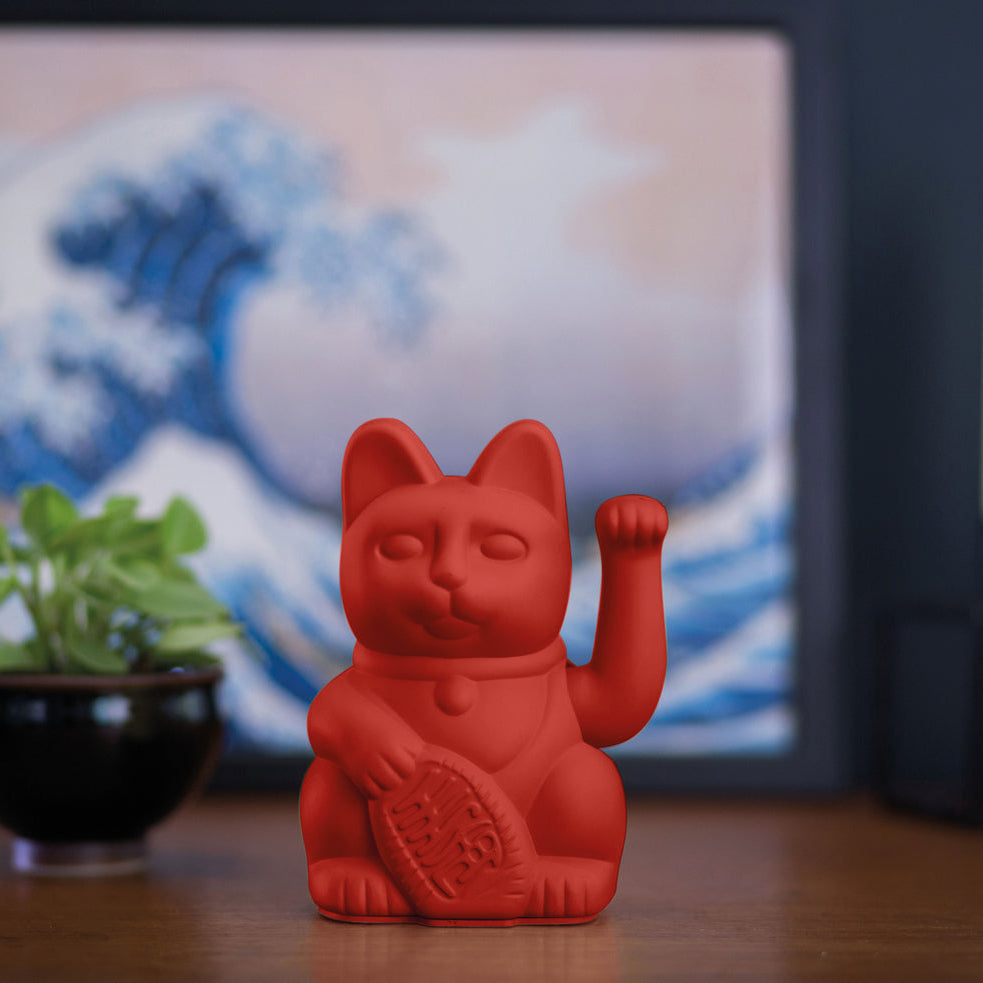 Sfeerbeeld MYNEKO Lucky Cat Classic Red – klassieke waving cat, ca. 15 cm, woondecoratie of cadeau