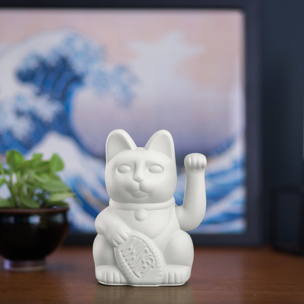 Sfeerbeeld MYNEKO Lucky Cat White – klassieke waving cat, ca. 15 cm, woondecoratie of cadeau