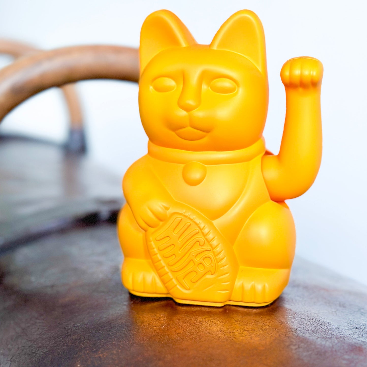 Sfeerbeeld MYNEKO Lucky Cat Deep Yellow – klassieke waving cat, ca. 15 cm, woondecoratie of cadeau