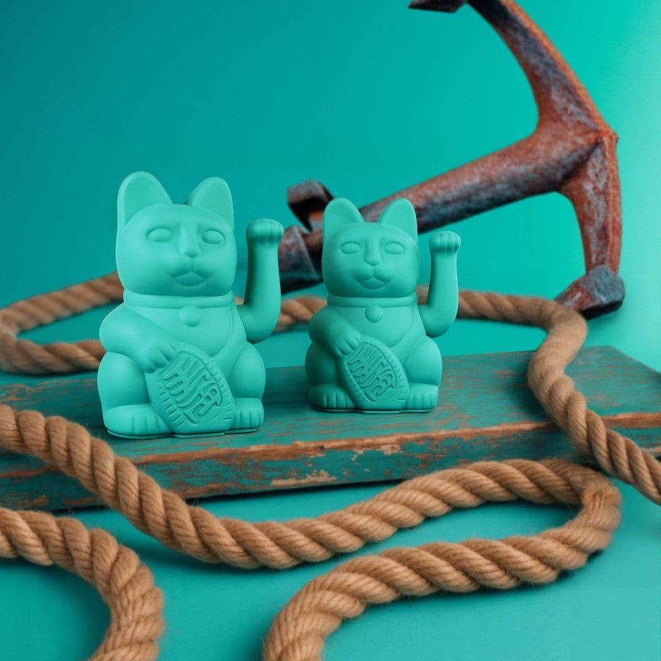 Sfeerbeeld MYNEKO Lucky Cat Turquoise – klassieke waving cat, ca. 15 cm, woondecoratie of cadeau