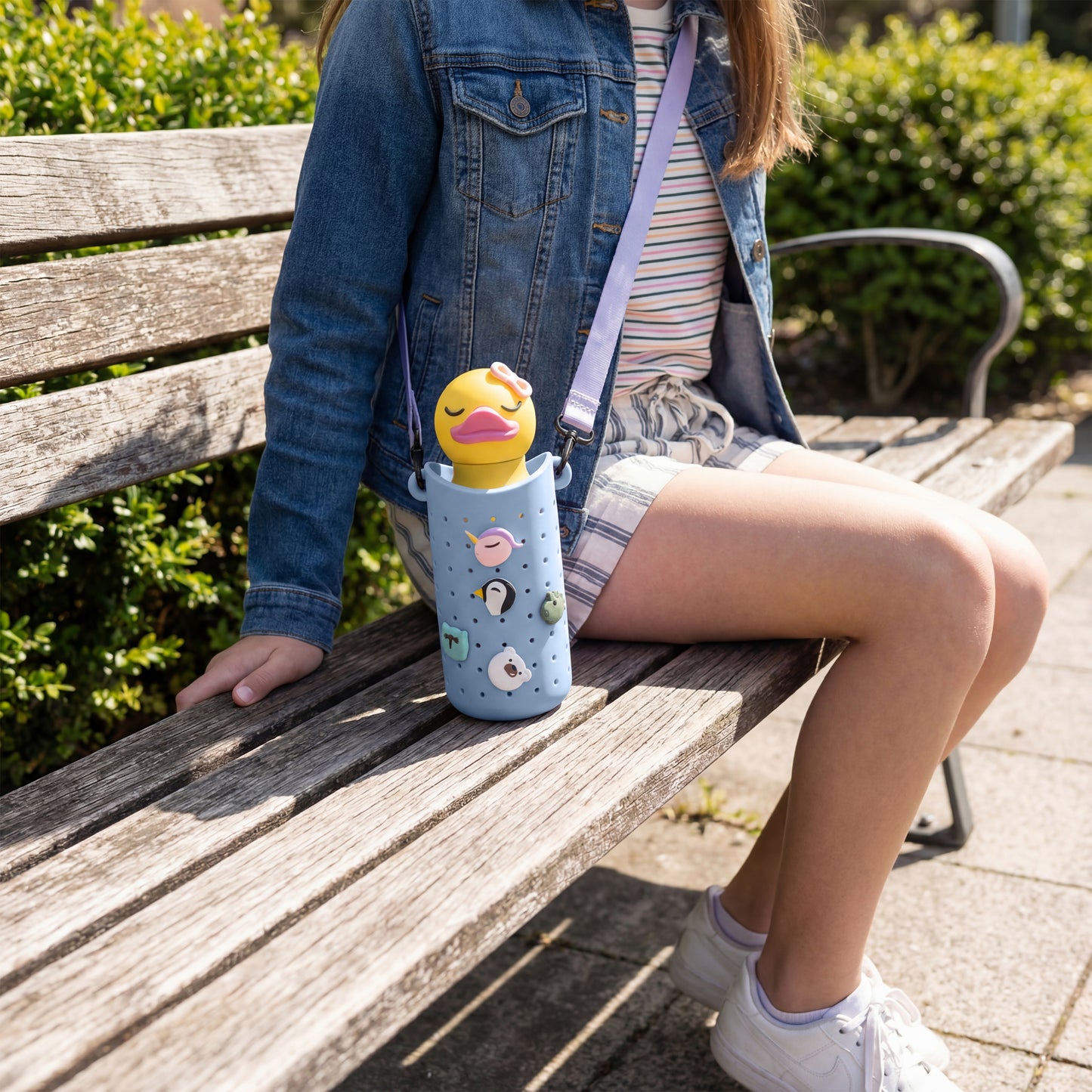 Asobu Bestie Sling Bottle Carrier Blue in gebruik - flessendrager met drinkfles