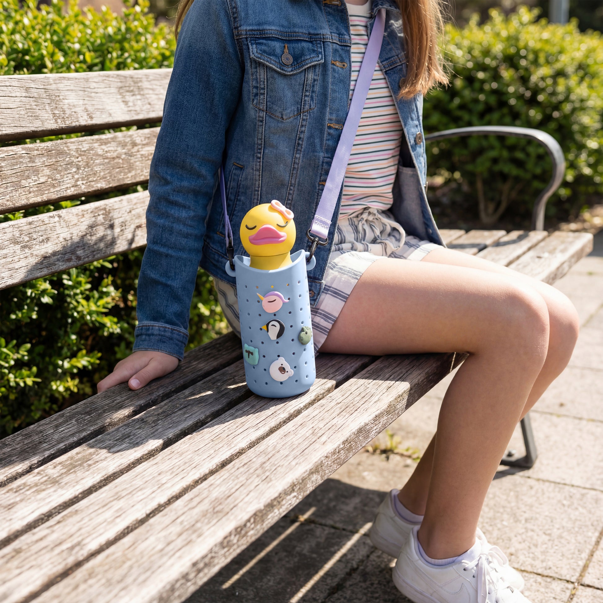 Asobu Bestie Sling Bottle Carrier Blue in gebruik - flessendrager met drinkfles