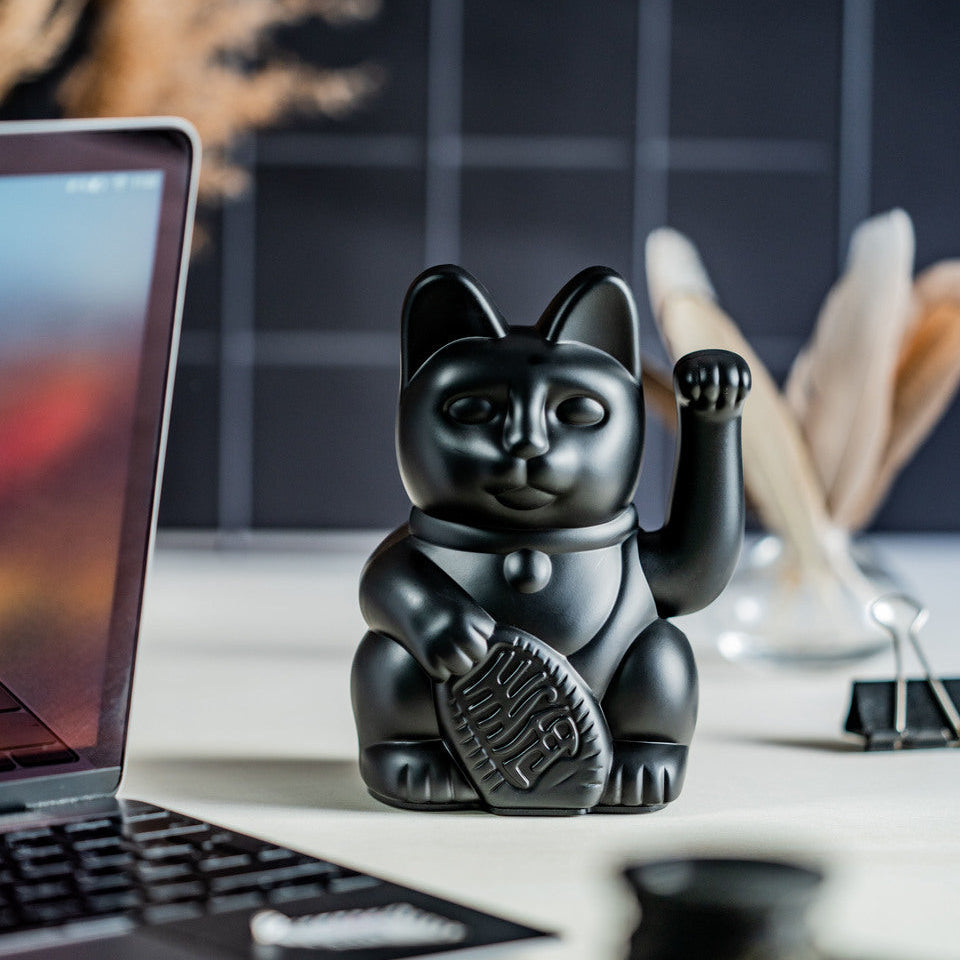 Sfeerbeeld MYNEKO Lucky Cat Black – klassieke waving cat, ca. 15 cm, woondecoratie of cadeau