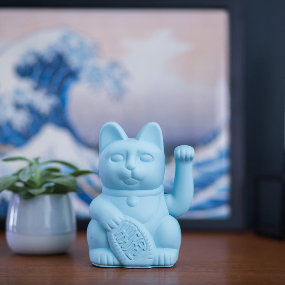 Sfeerbeeld MYNEKO Lucky Cat Classic Blue – klassieke waving cat, ca. 15 cm, woondecoratie of cadeau