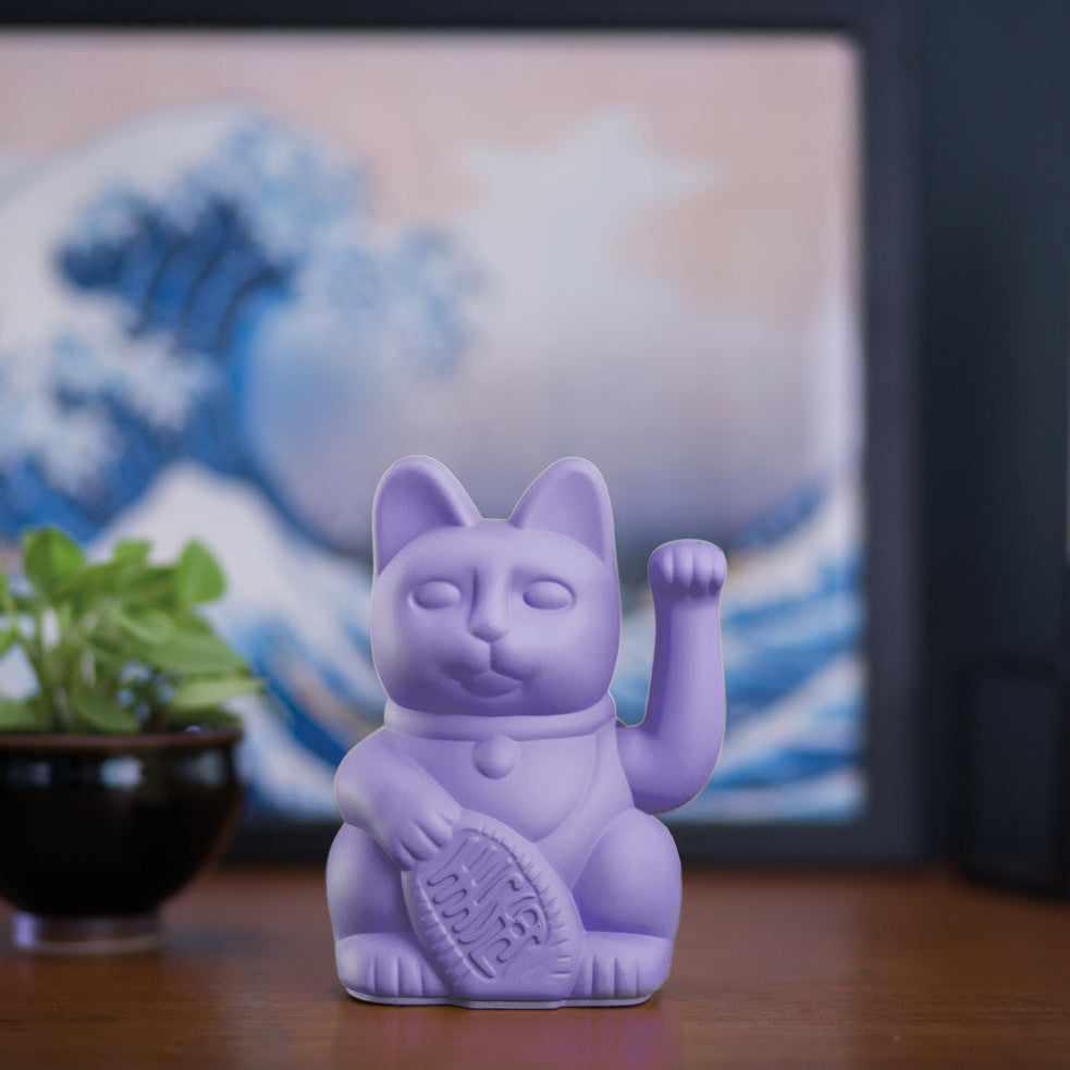 Sfeerbeeld MYNEKO Lucky Cat Lilac – klassieke waving cat, ca. 15 cm, woondecoratie of cadeau