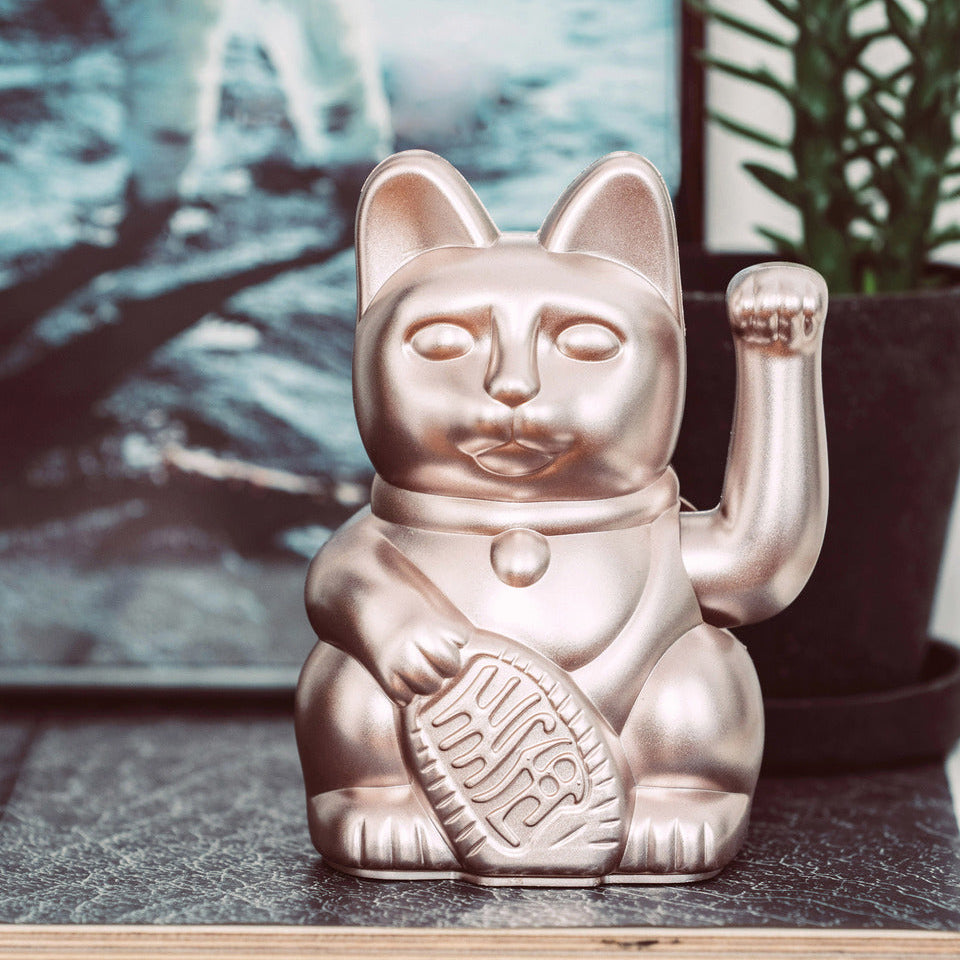 Sfeerbeeld MYNEKO Lucky Cat Moonlight – klassieke waving cat, ca. 15 cm, woondecoratie of cadeau