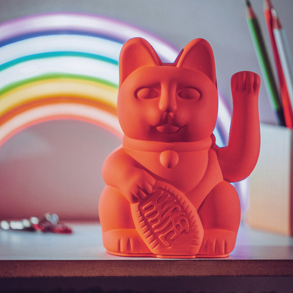 Sfeerbeeld MYNEKO Lucky Cat Neon Orange – klassieke waving cat, ca. 15 cm, woondecoratie of cadeau