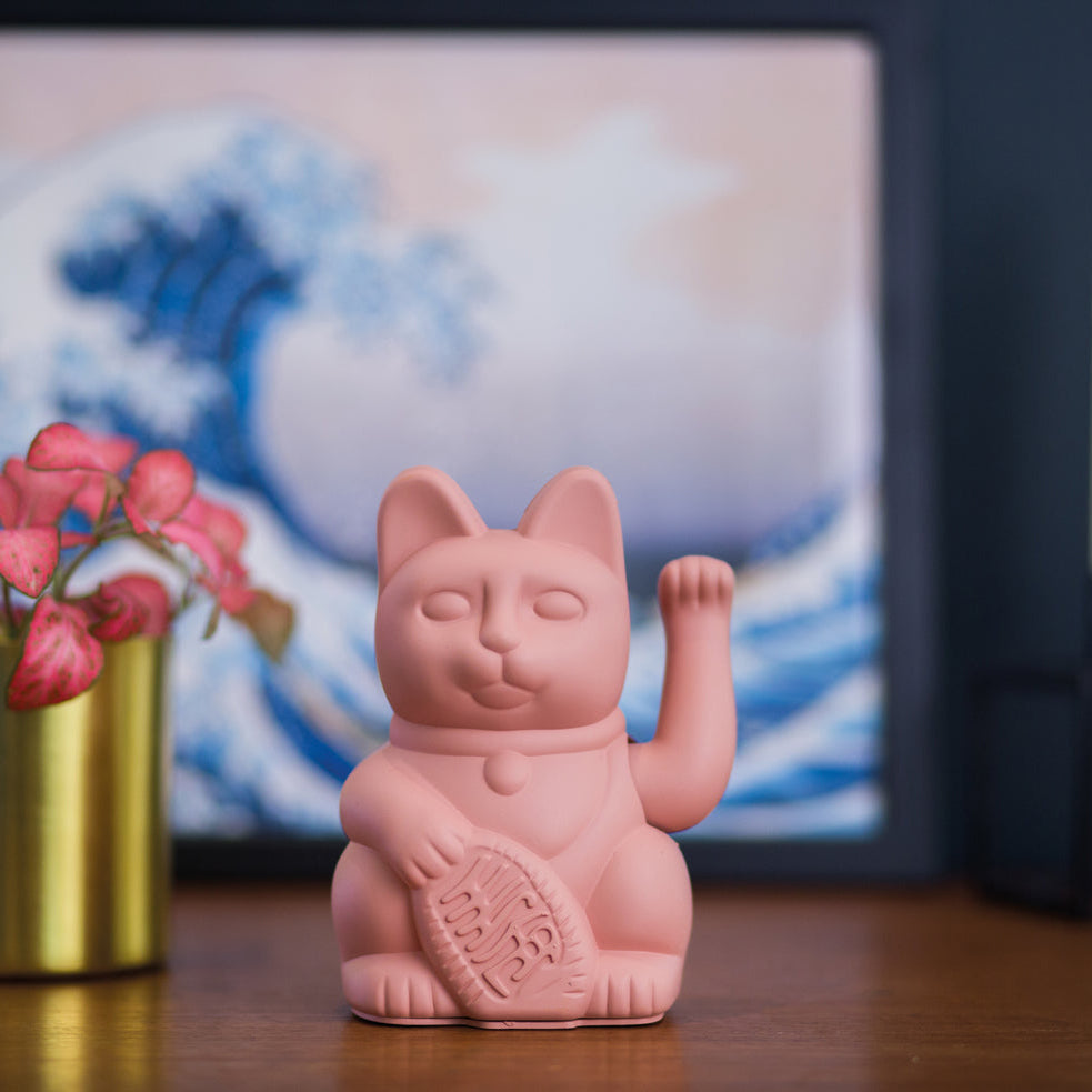 Sfeerbeeld MYNEKO Lucky Cat Classic Pink – klassieke waving cat, ca. 15 cm, woondecoratie of cadeau