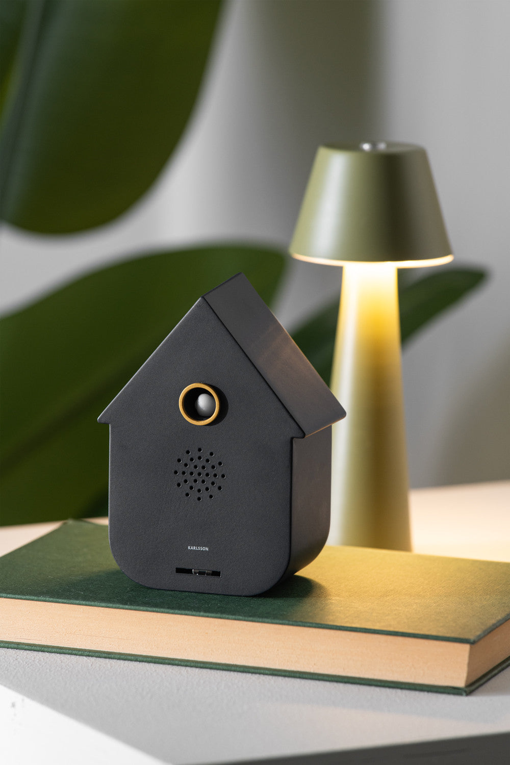 Sound Box Modern Cuckoo van Karlsson in zwart, sfeerbeeld