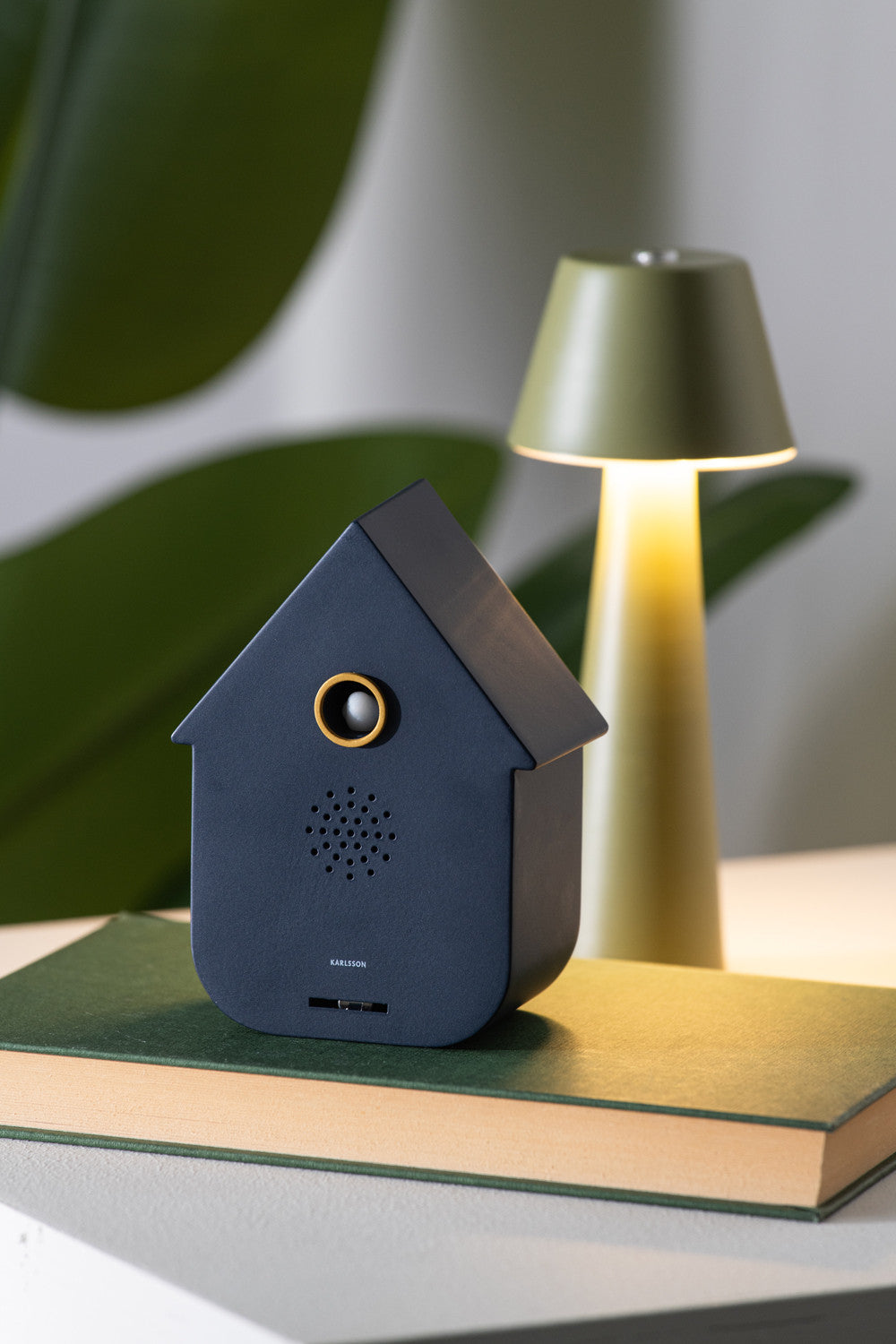 Karlsson Sound Box Modern Cuckoo in donker blauw, sfeerbeeld
