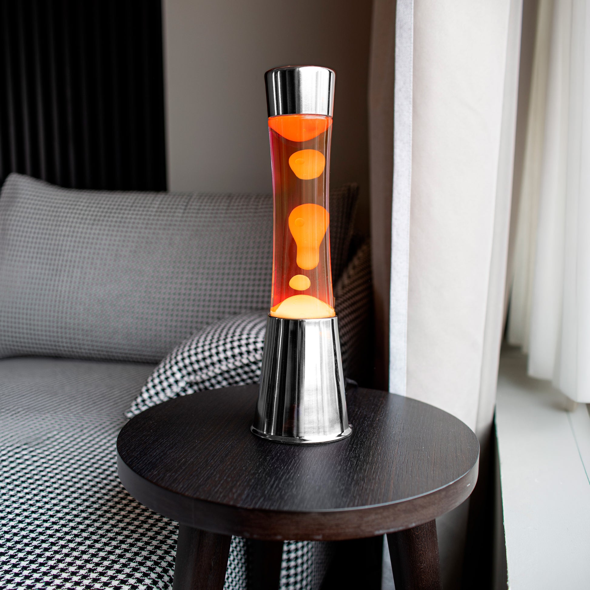 Fisura Lavalamp Tower Zilver met Oranje Vloeistof en Oranje Lava – 40 cm - sfeer - lamp op bijzettafeltje