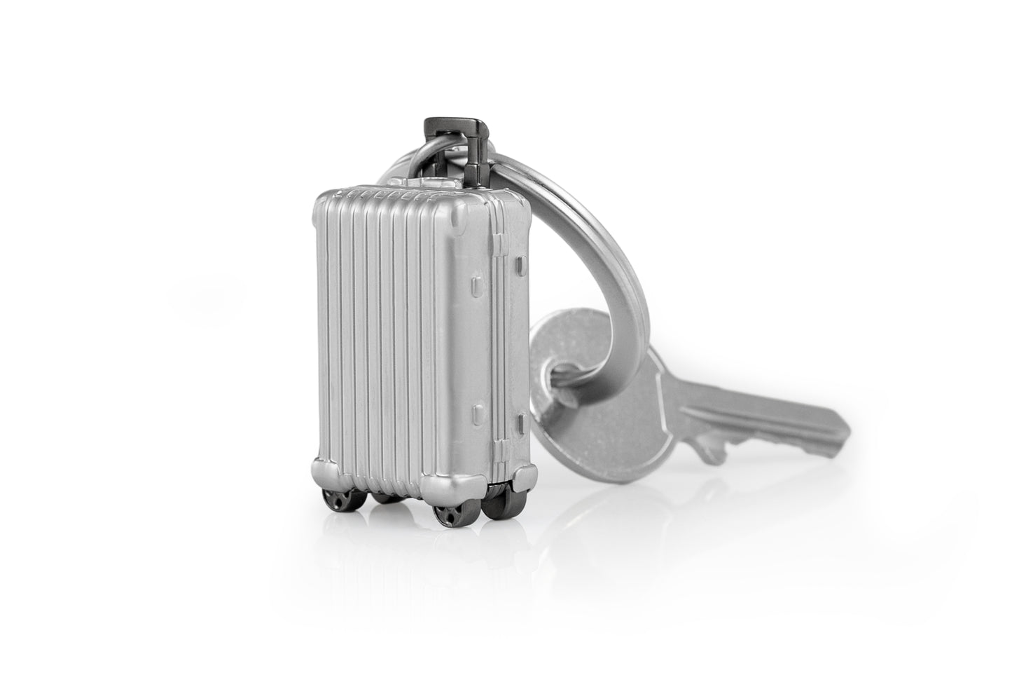 Luggage with Wheels sleutelhanger Metalmorphose sfeerbeeld - koffer cadeau