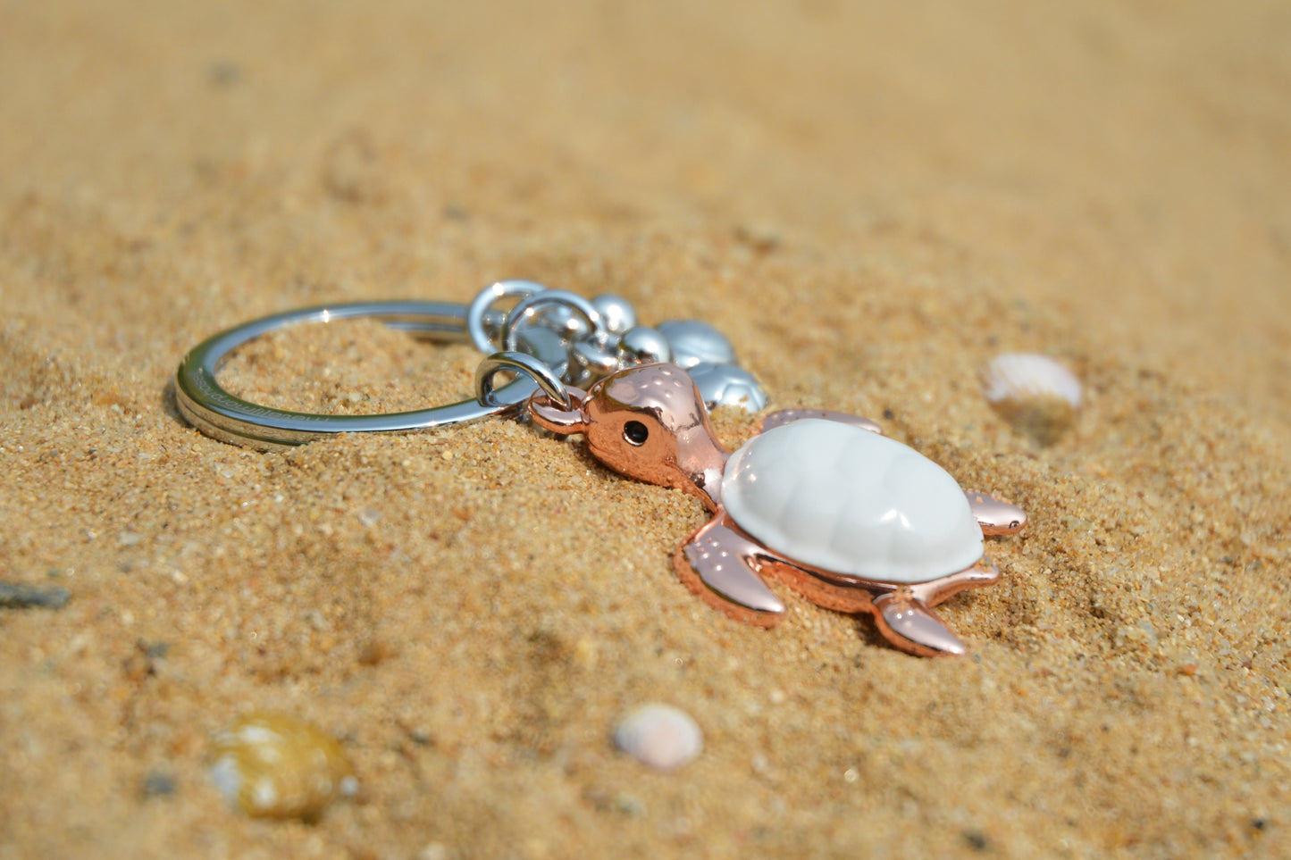 Metalmorphose Turtle Family sleutelhanger - schildpaddenfamilie in metaal - sfeerbeeld op het strand